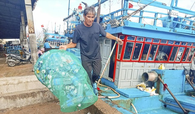 Bình Định thu gom rác thải nhựa từ tàu cá- hành động thiết thực cùng bảo vệ biển xanh (21/05/2024)